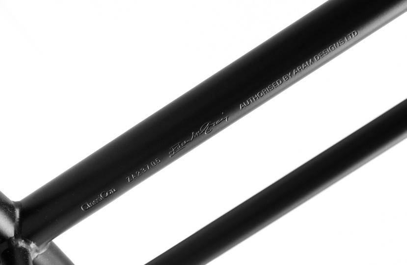 ClassiCon クラシコン Adjustable Table E 1027 アジャスタブルテーブル サイドテール デザイン:アイリーン・グレイ ClassiCon クラシコン Adjustable Table E 1027 アジャスタブルテーブル サイドテール デザイン:アイリーン・グレイ