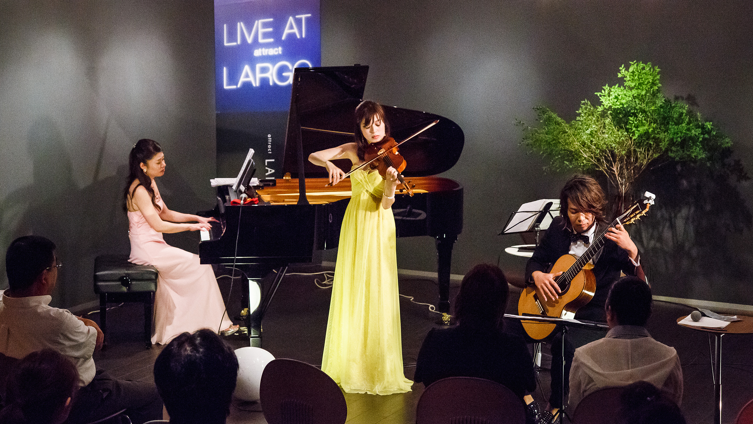 LIVE at attract LARGO（ライブ at アトラクト ラルゴ）