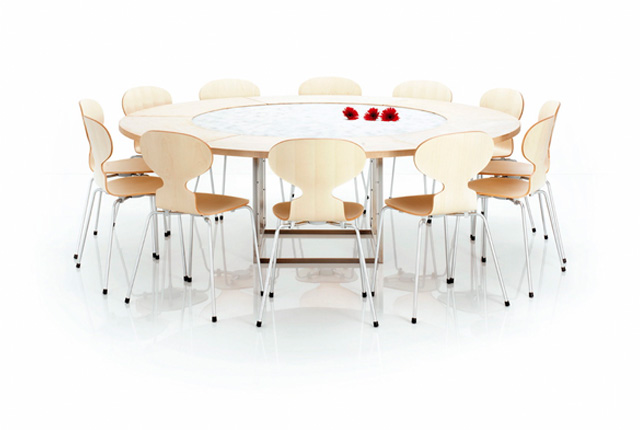食堂や会議室など様々な場所で使用されています。