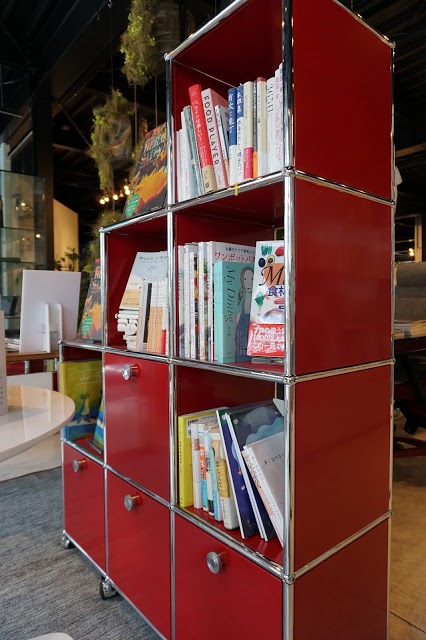 USMハラー 店頭のユニークな仕様の本棚 - attract official site