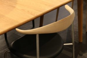 カール・ハンセン＆サンのダイニングテーブルにはスチールレッグの椅子も良く似合う
