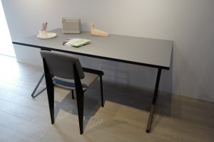 万能テーブル artek KAARI TABLE