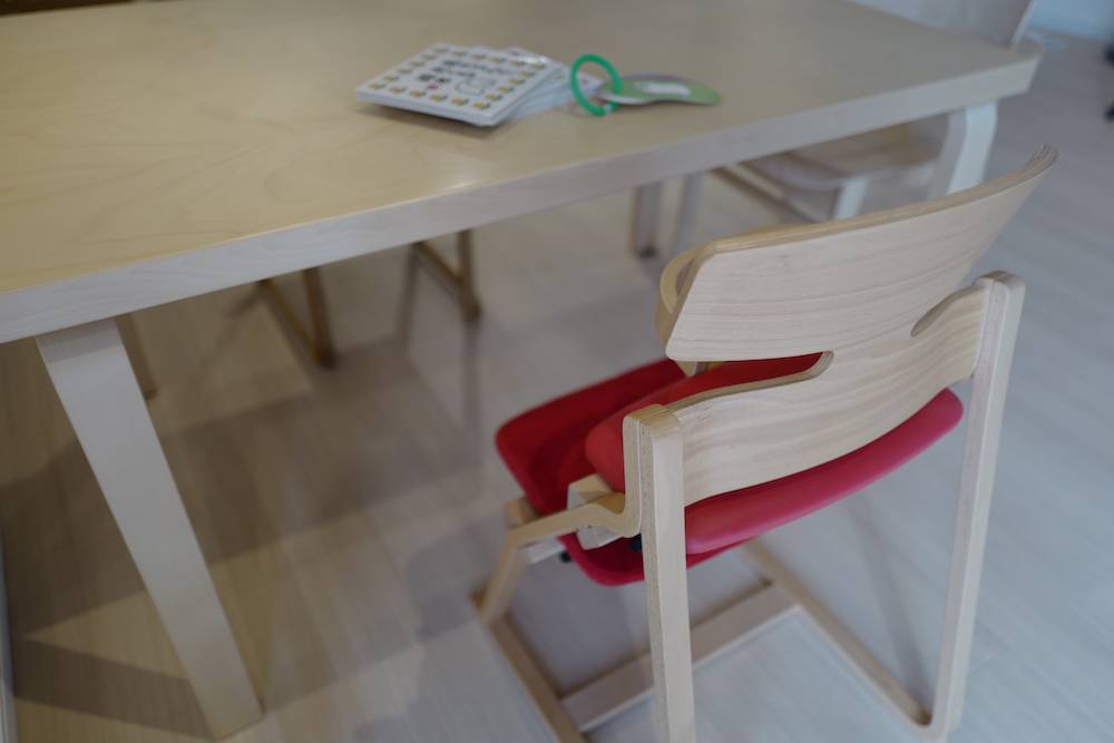 北欧の名作家具とも相性ぴったり「子供の姿勢を守る椅子-豊橋木工のアップライト」