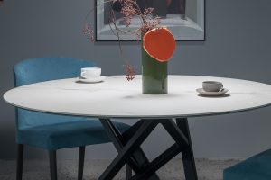 オブジェのようなレッグデザインと しなやかなエレガンス「ROSET ENNEA（ロゼ エンネア）」テーブル