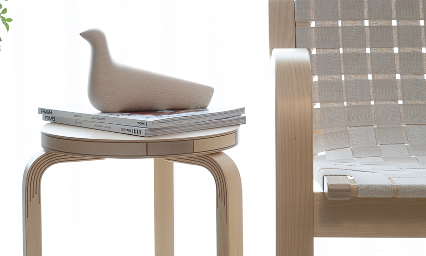 アルヴァ・アアルトの名作「Artek スツール60」に誕生から90周年を記念したアニバーサリーモデルが登場