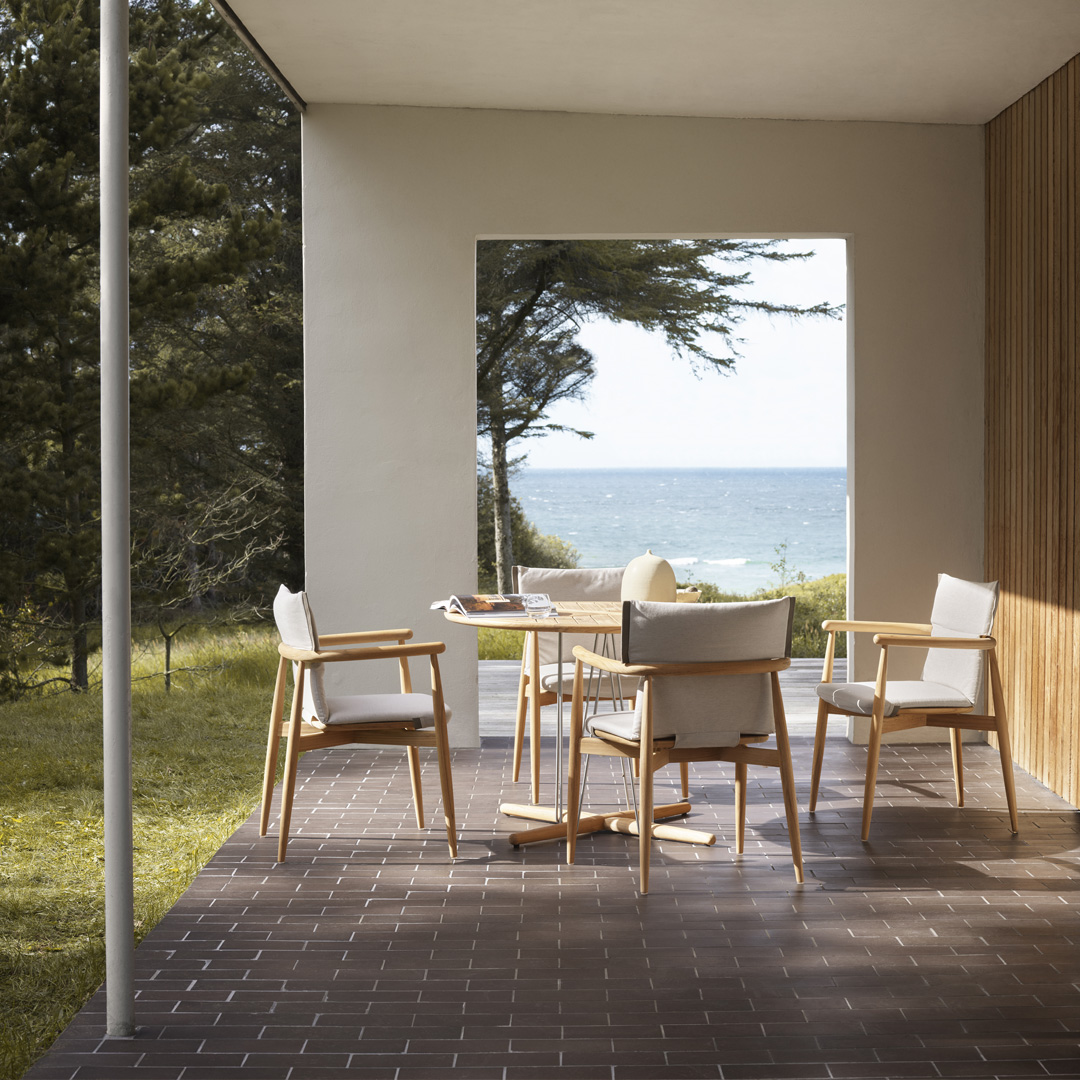 Carl Hansen & Søn（カール・ハンセン＆サン） EOOS エンブレイス