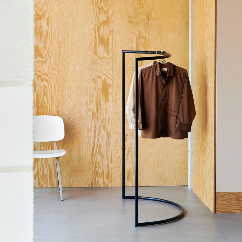 エレガントで機能的なワードローブとパーテーションの代わりに