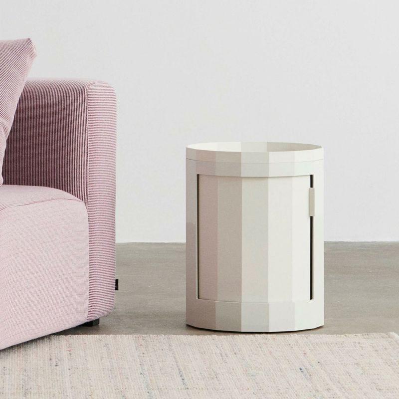 洗練された多面体（ファセット）のミニマルなデザインキャビネット