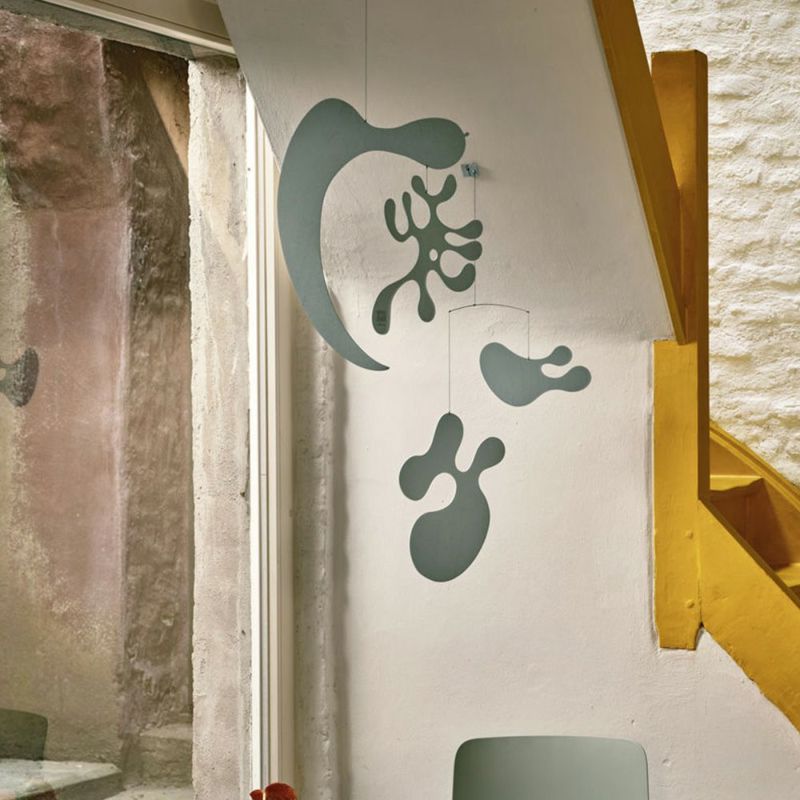 イームズデザインを象徴する プライウッド製のモビールがリニューアル