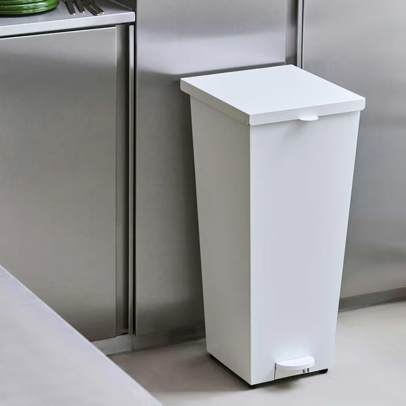 無駄のない美しさと使い心地のペダル式ゴミ箱