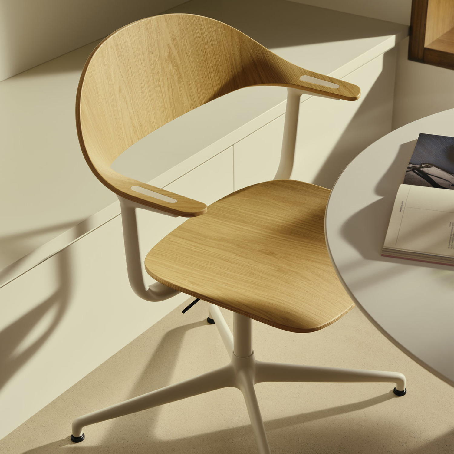 普遍的な親しみやすいデザインと人間工学的な機能性を兼ね備えた Vitra Mynt（ミント）チェア